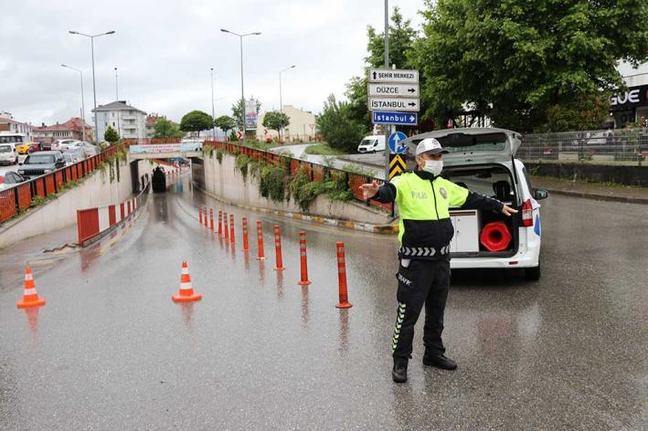 <ŞİDDETLİ YAĞMUR ALT GEÇİTLERİ, GARAJ VE DEPOLARI GÖLE ÇEVİRDİ